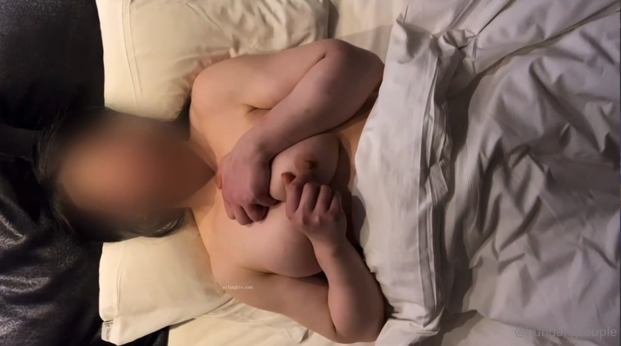 巨乳眼镜妹子裸秀脱光光床上自摸奶子逼逼挺诱人